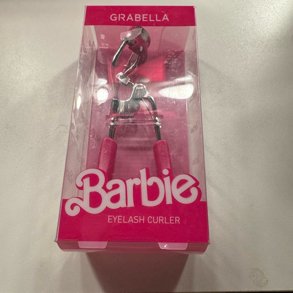 Vibrant Pink Eyelash Curler